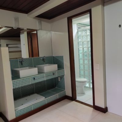 Casa Residencial com 224m², 6 quartos (sendo 2 suítes), 5 garagens, no bairro Agronômica em Florianópolis