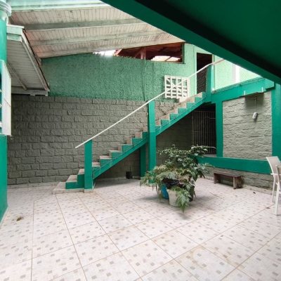 Casa Residencial com 224m², 6 quartos (sendo 2 suítes), 5 garagens, no bairro Agronômica em Florianópolis