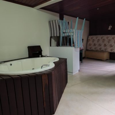 Casa Residencial com 224m², 6 quartos (sendo 2 suítes), 5 garagens, no bairro Agronômica em Florianópolis