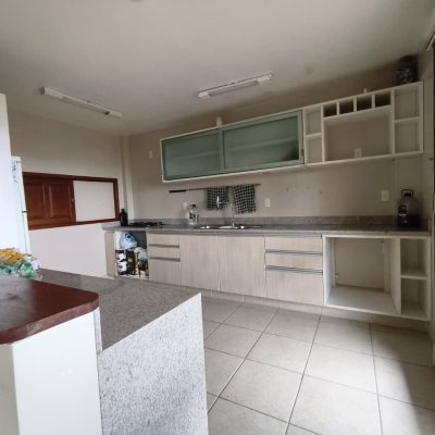 Casa Residencial com 224m², 6 quartos (sendo 2 suítes), 5 garagens, no bairro Agronômica em Florianópolis