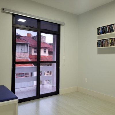 Casa Residencial com 232m², 4 quartos, 1 suíte, 4 garagens, no bairro Saco Dos Limões em Florianópolis