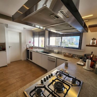 Apartamentos com 122m², 3 quartos, 1 suíte, 2 garagens, no bairro Centro em Florianópolis