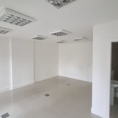 Sala com 32m², no bairro Centro em Florianópolis