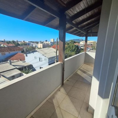 Predio com 221m², 3 garagens, no bairro Ingleses do Rio Vermelho em Florianópolis