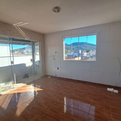 Predio com 221m², 3 garagens, no bairro Ingleses do Rio Vermelho em Florianópolis