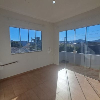 Predio com 221m², 3 garagens, no bairro Ingleses do Rio Vermelho em Florianópolis