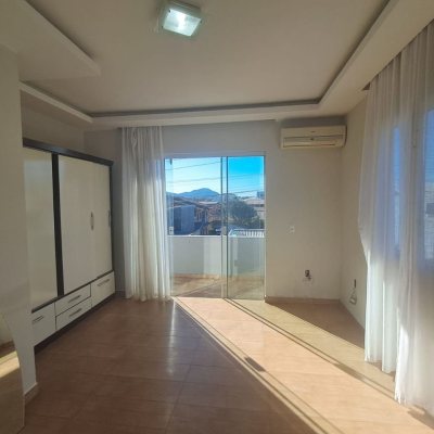 Predio com 221m², 3 garagens, no bairro Ingleses do Rio Vermelho em Florianópolis