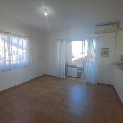 Predio com 221m², 3 garagens, no bairro Ingleses do Rio Vermelho em Florianópolis