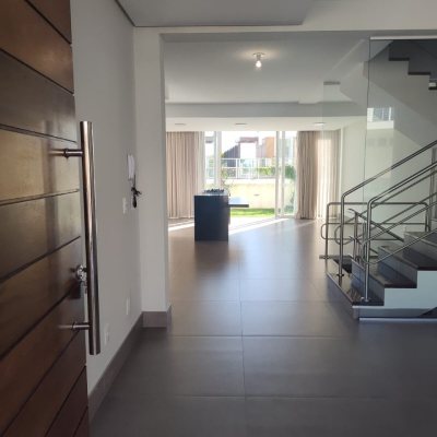 Casa em Condomínio com 335m², 3 quartos, 3 suítes, 3 garagens, no bairro Cacupé em Florianópolis