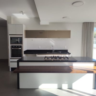 Casa em Condomínio com 335m², 3 quartos, 3 suítes, 3 garagens, no bairro Cacupé em Florianópolis