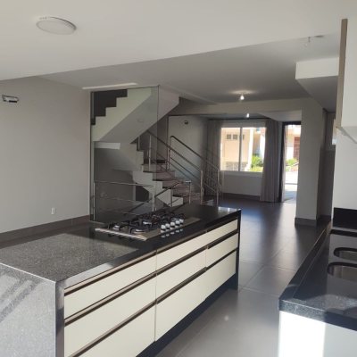 Casa em Condomínio com 335m², 3 quartos, 3 suítes, 3 garagens, no bairro Cacupé em Florianópolis