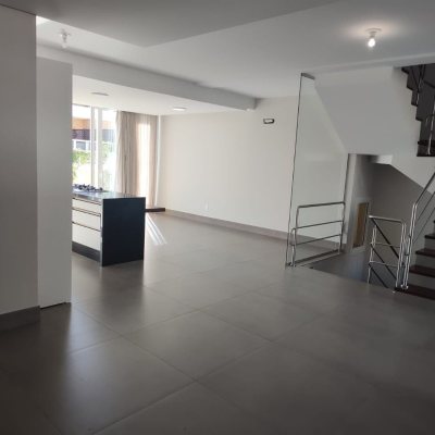 Casa em Condomínio com 335m², 3 quartos, 3 suítes, 3 garagens, no bairro Cacupé em Florianópolis