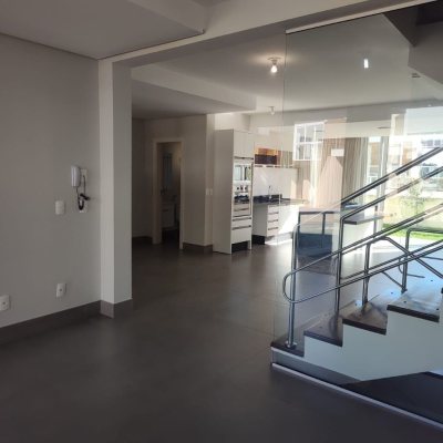 Casa em Condomínio com 335m², 3 quartos, 3 suítes, 3 garagens, no bairro Cacupé em Florianópolis