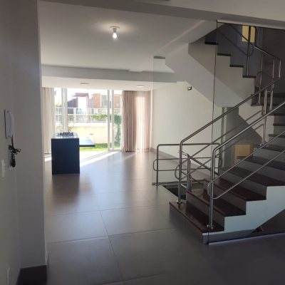 Casa em Condomínio com 335m², 3 quartos, 3 suítes, 3 garagens, no bairro Cacupé em Florianópolis