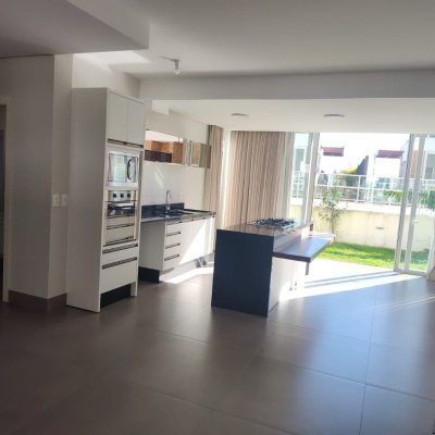 Casa em Condomínio com 335m², 3 quartos, 3 suítes, 3 garagens, no bairro Cacupé em Florianópolis