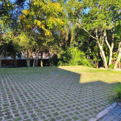 Casa em Condomínio com 335m², 3 quartos, 3 suítes, 3 garagens, no bairro Cacupé em Florianópolis