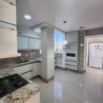 Cobertura com 226m², 3 quartos, 1 suíte, 2 garagens, no bairro Coqueiros em Florianópolis