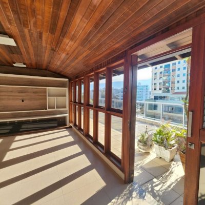 Cobertura com 226m², 3 quartos, 1 suíte, 2 garagens, no bairro Coqueiros em Florianópolis