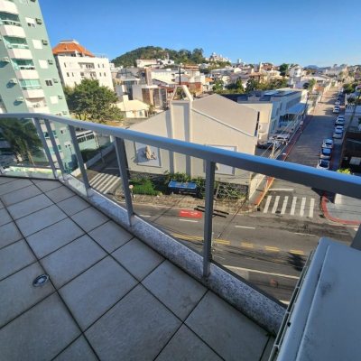 Cobertura com 226m², 3 quartos, 1 suíte, 2 garagens, no bairro Coqueiros em Florianópolis