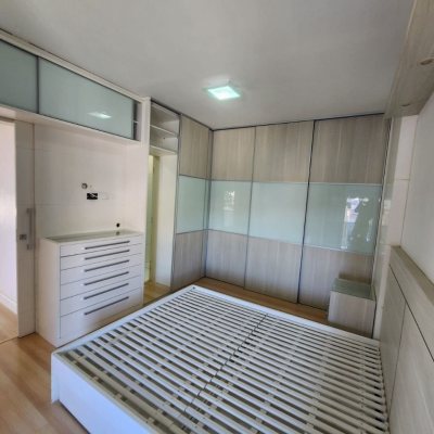 Cobertura com 226m², 3 quartos, 1 suíte, 2 garagens, no bairro Coqueiros em Florianópolis