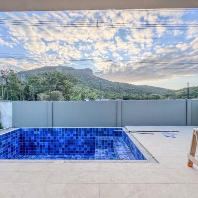 Casa em Condomínio com 275m², 4 quartos, 4 suítes, 4 garagens, no bairro Pedra Branca em Palhoça