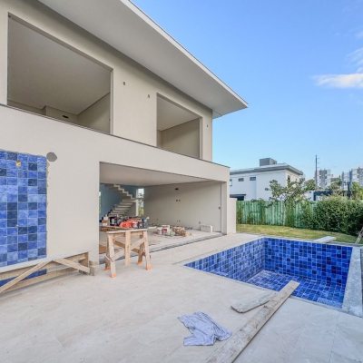 Casa em Condomínio com 275m², 4 quartos, 4 suítes, 4 garagens, no bairro Pedra Branca em Palhoça