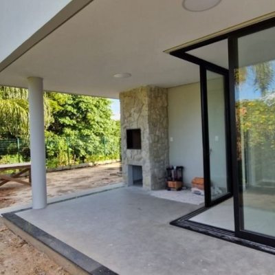 Casa em Condomínio com 181m², 3 quartos (sendo 3 suítes), 2 garagens, no bairro Canasvieiras em Florianópolis