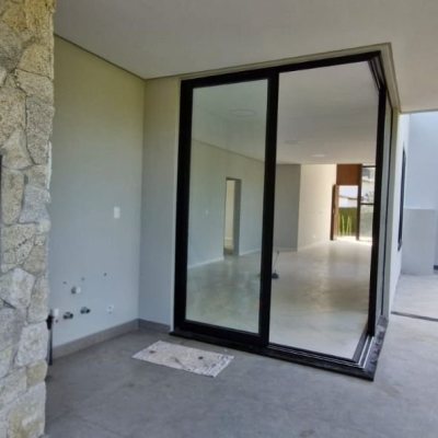 Casa em Condomínio com 181m², 3 quartos (sendo 3 suítes), 2 garagens, no bairro Canasvieiras em Florianópolis