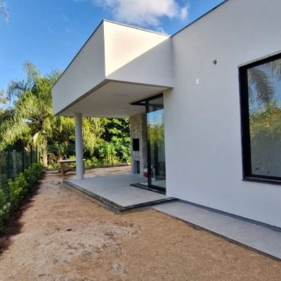 Casa em Condomínio com 181m², 3 quartos (sendo 3 suítes), 2 garagens, no bairro Canasvieiras em Florianópolis