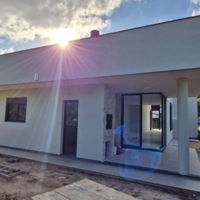Casa em Condomínio com 181m², 3 quartos (sendo 3 suítes), 2 garagens, no bairro Canasvieiras em Florianópolis