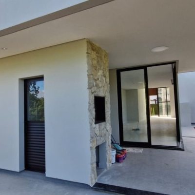 Casa em Condomínio com 181m², 3 quartos (sendo 3 suítes), 2 garagens, no bairro Canasvieiras em Florianópolis