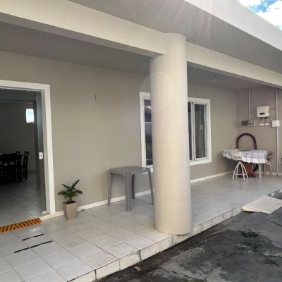 Casa Residencial com 276m², 4 quartos, 1 suíte, 3 garagens, no bairro Jardim Cidade De Florianópolis em São José