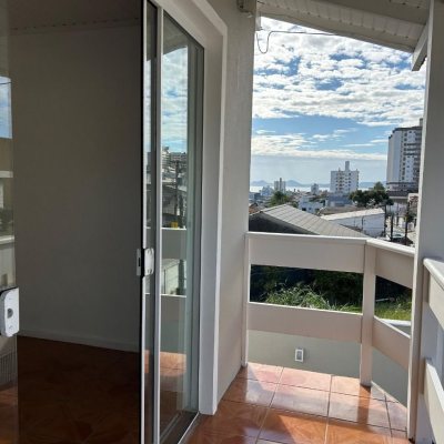 Casa Residencial com 276m², 4 quartos, 1 suíte, 3 garagens, no bairro Jardim Cidade De Florianópolis em São José