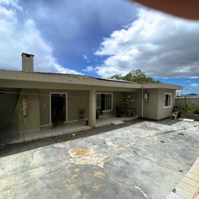 Casa Residencial com 276m², 4 quartos, 1 suíte, 3 garagens, no bairro Jardim Cidade De Florianópolis em São José