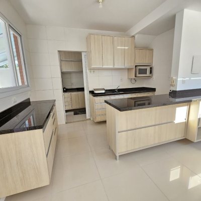 Casa Residencial com 161m², 3 quartos, 1 suíte, 1 garagem, no bairro Campeche em Florianópolis