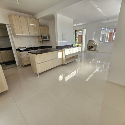 Casa Residencial com 161m², 3 quartos, 1 suíte, 1 garagem, no bairro Campeche em Florianópolis