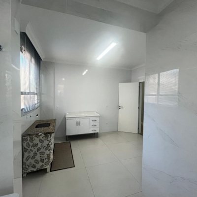 Apartamentos com 150m², 3 quartos, 1 suíte, 2 garagens, no bairro Centro em Florianópolis