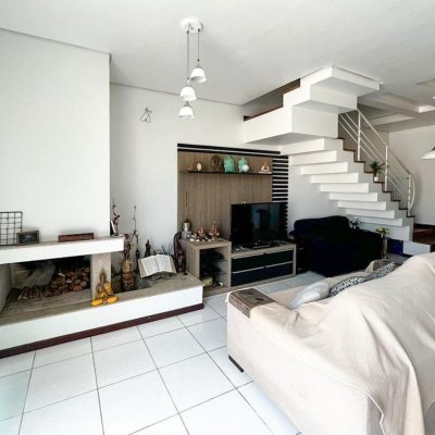 Casa Residencial com 247m², 3 quartos, 1 suíte, 2 garagens, no bairro Campeche em Florianópolis