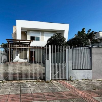 Casa Residencial com 247m², 3 quartos, 1 suíte, 2 garagens, no bairro Campeche em Florianópolis
