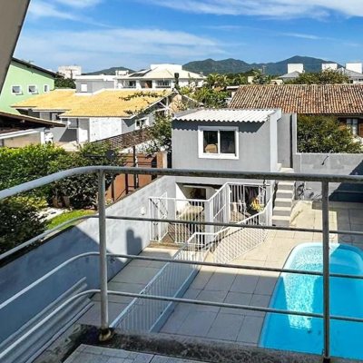 Casa Residencial com 247m², 3 quartos, 1 suíte, 2 garagens, no bairro Campeche em Florianópolis