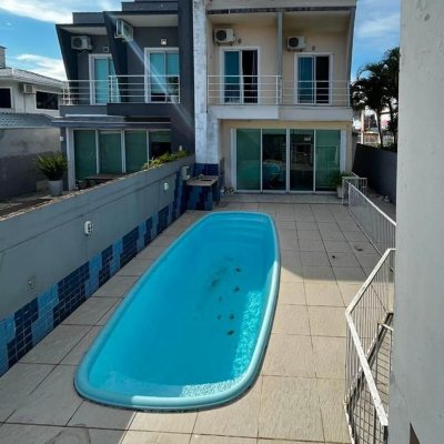 Casa Residencial com 247m², 3 quartos, 1 suíte, 2 garagens, no bairro Campeche em Florianópolis