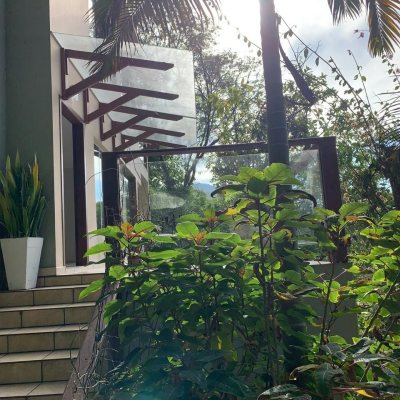 Casa Residencial com 200m², 3 quartos, 1 suíte, 2 garagens, no bairro Lagoa Da Conceição em Florianópolis