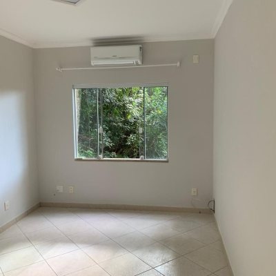 Casa Residencial com 200m², 3 quartos, 1 suíte, 2 garagens, no bairro Lagoa Da Conceição em Florianópolis