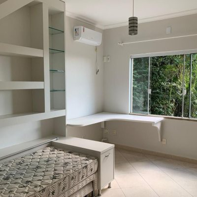 Casa Residencial com 200m², 3 quartos, 1 suíte, 2 garagens, no bairro Lagoa Da Conceição em Florianópolis