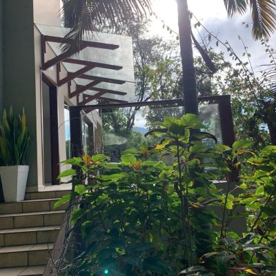 Casa Residencial com 200m², 3 quartos, 1 suíte, 2 garagens, no bairro Lagoa Da Conceição em Florianópolis