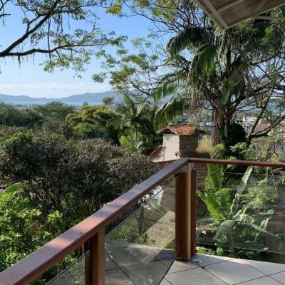 Casa Residencial com 200m², 3 quartos, 1 suíte, 2 garagens, no bairro Lagoa Da Conceição em Florianópolis