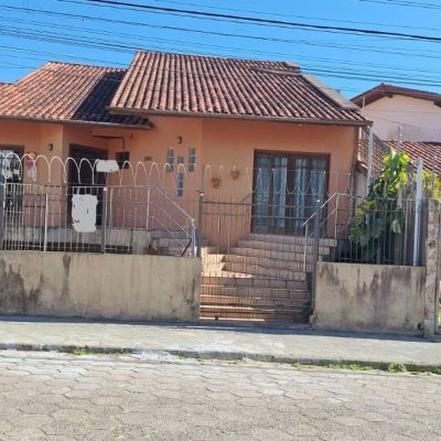 Casa Residencial com 304m², 3 quartos, 2 suítes, 3 garagens, no bairro Jardim Atlântico em Florianópolis