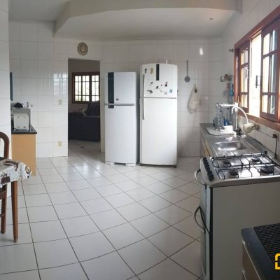 Casa Residencial com 304m², 3 quartos, 2 suítes, 3 garagens, no bairro Jardim Atlântico em Florianópolis