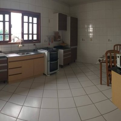 Casa Residencial com 304m², 3 quartos, 2 suítes, 3 garagens, no bairro Jardim Atlântico em Florianópolis