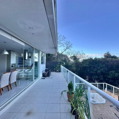 Casa Residencial com 350m², 3 quartos, 3 suítes, 4 garagens, no bairro Morro Das Pedras em Florianópolis